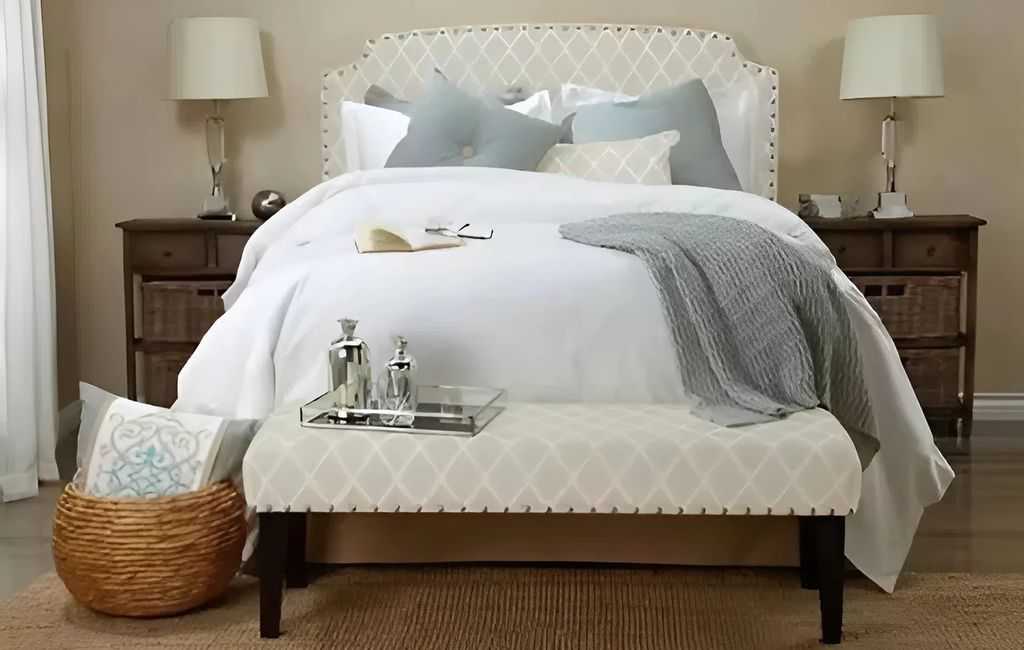 банкетка у кровати