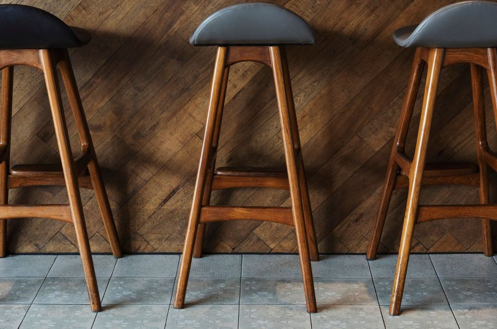 Барные и полубарные стулья