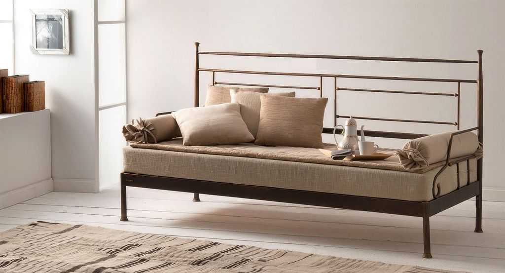 диван на металлическом каркасе
