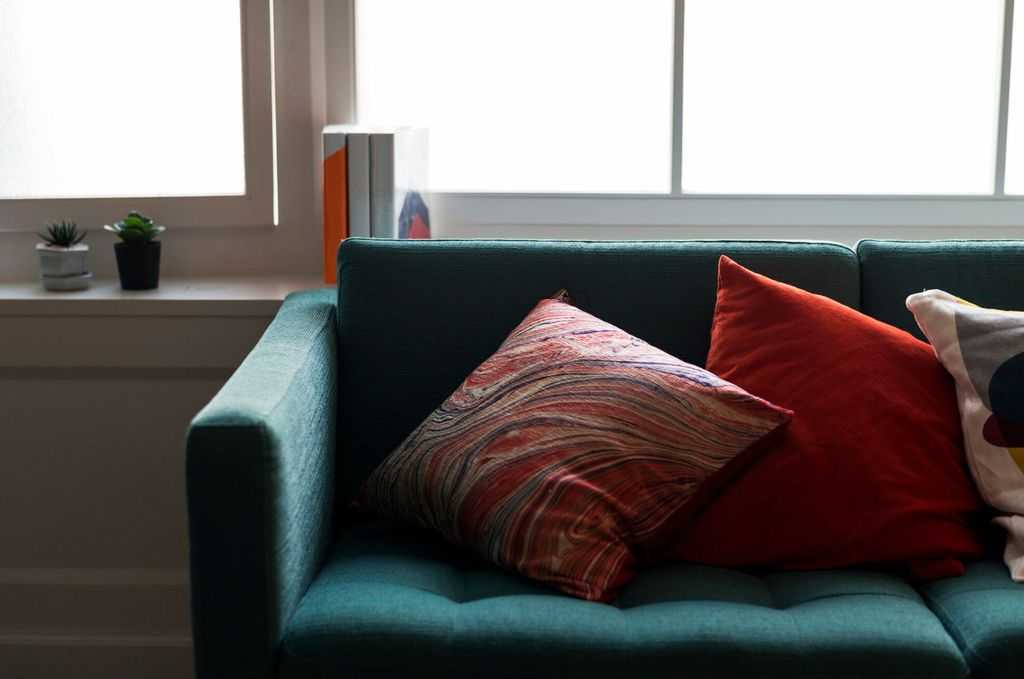 диван стоит близко к стене