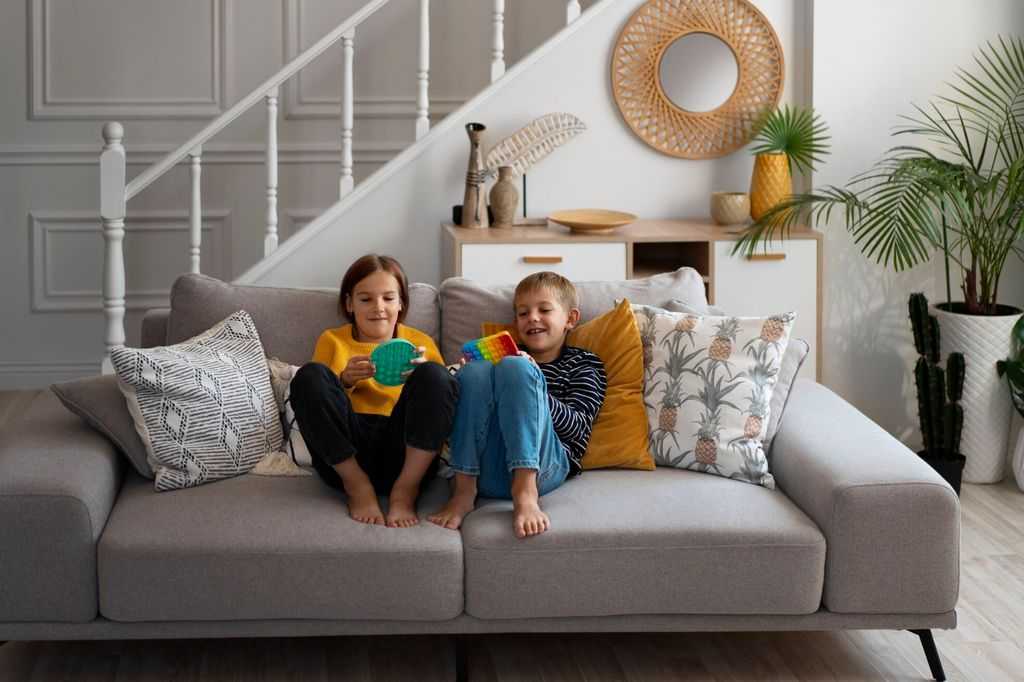 диван в гостиной за спиной комод