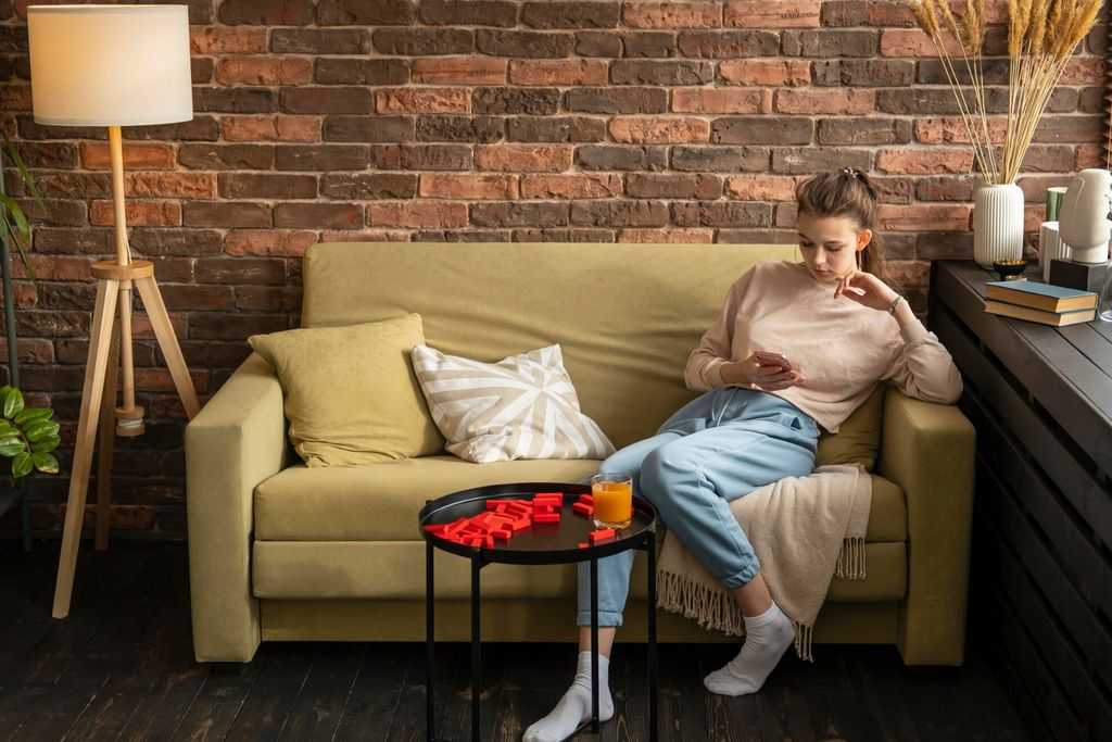 Диван в лофтовой спальне