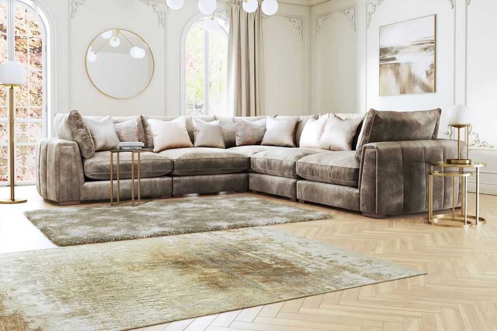 дорогой угловой диван в гостиной