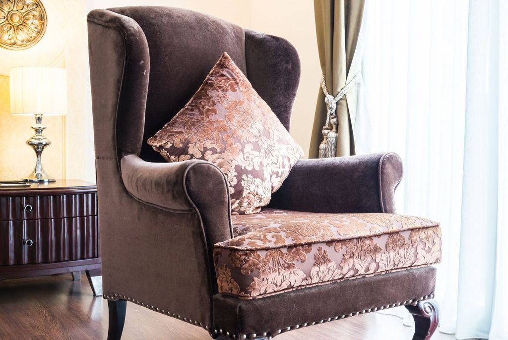 Классическое кресло с каркасом