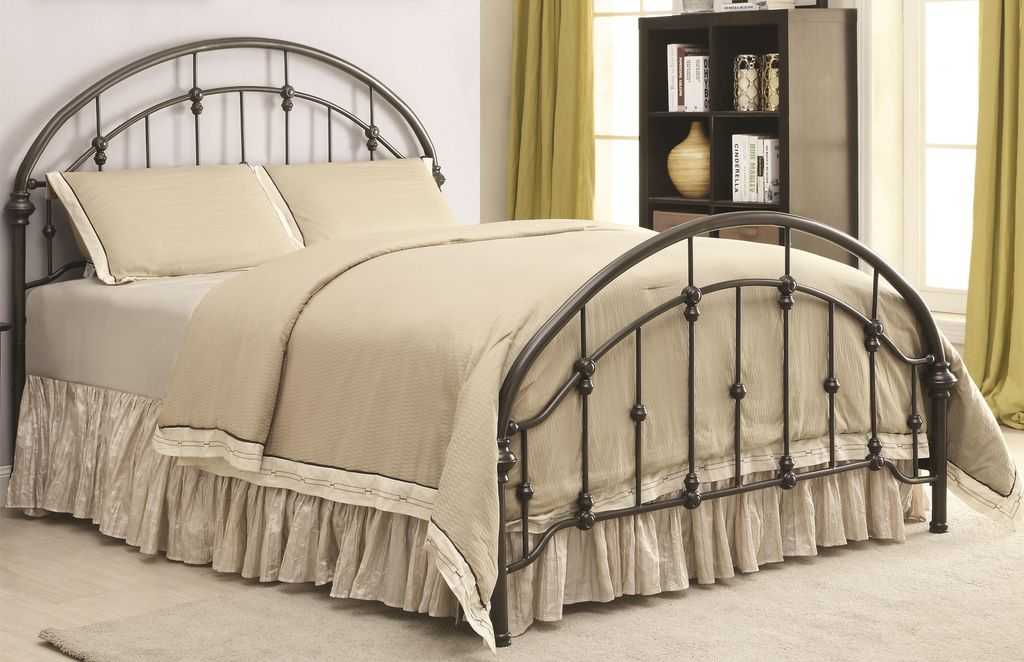 кровать на металлическом каркасе