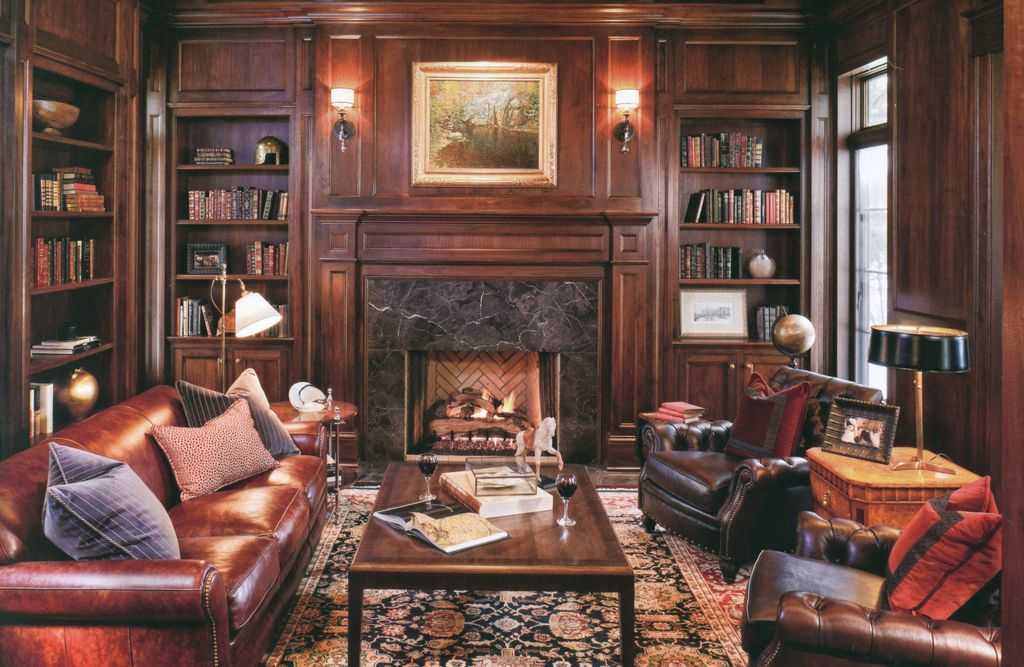 массивные кожаный диван и кресла в библиотеке