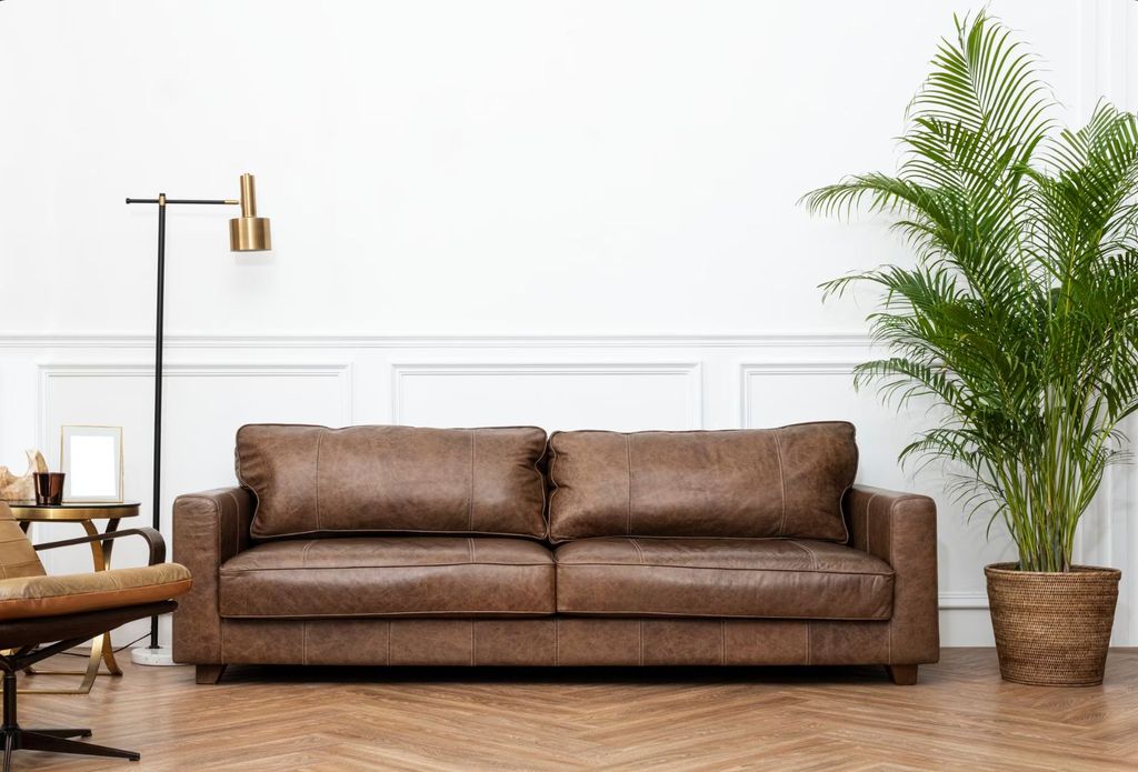 Традиционное размещение - диван у стены