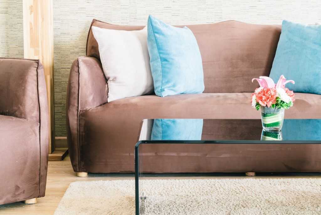 Велюровые диван и кресло в гостиной