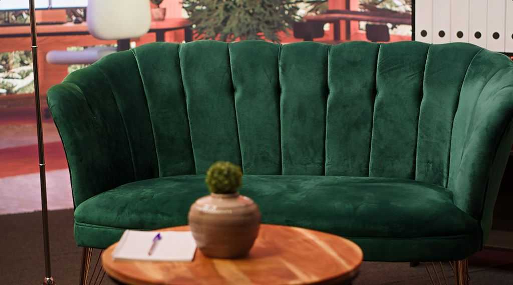 Велюровый диван маленький в гостиной