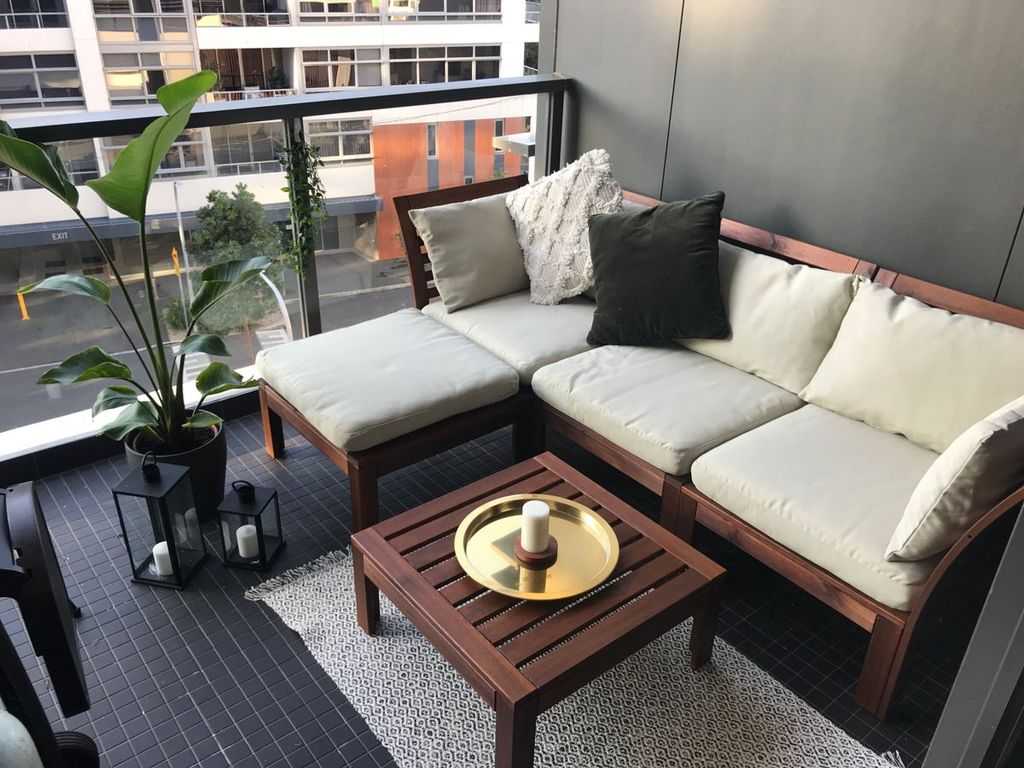 диван на открытом балконе