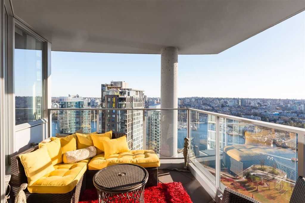 Диван на террасе