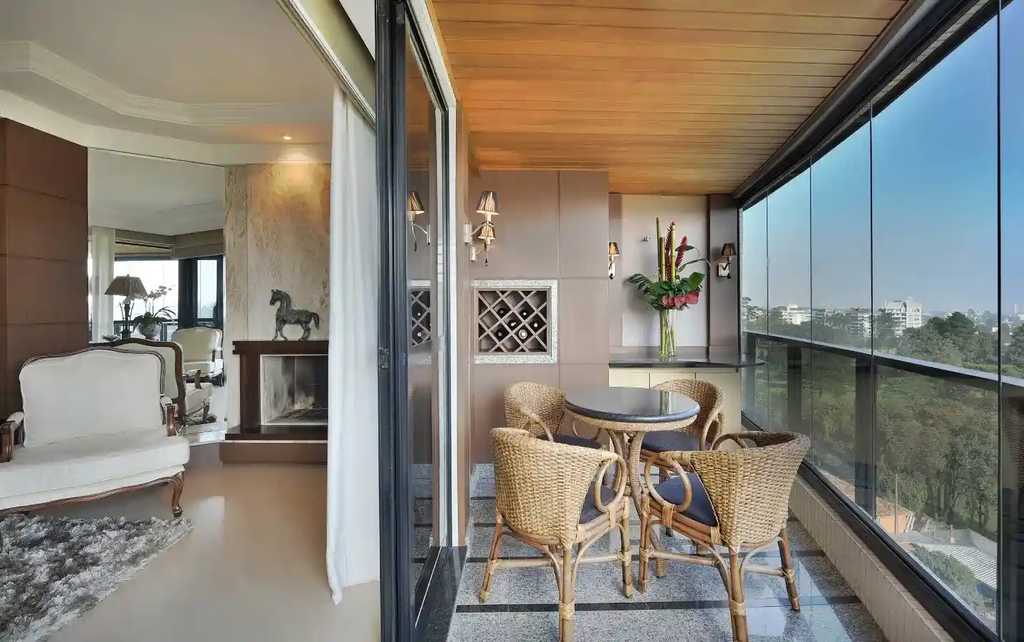 Диван на закрытом балконе