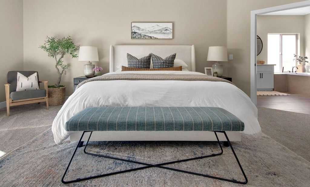 Кровать с изголовьем в пастельных тонах