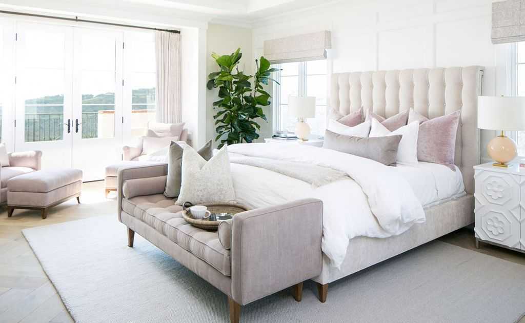 Кровать с изголовьем в светлых тонах