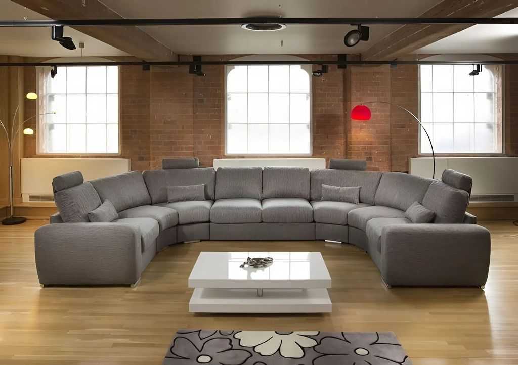 Свободное пространство вокруг дивана