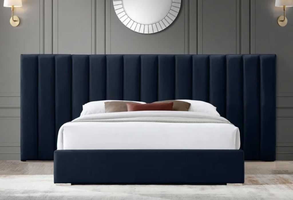 Бархатная кровать как акцент