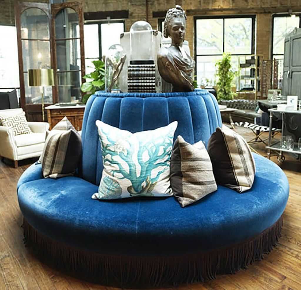 Диван, огибающий препятствие на заказ