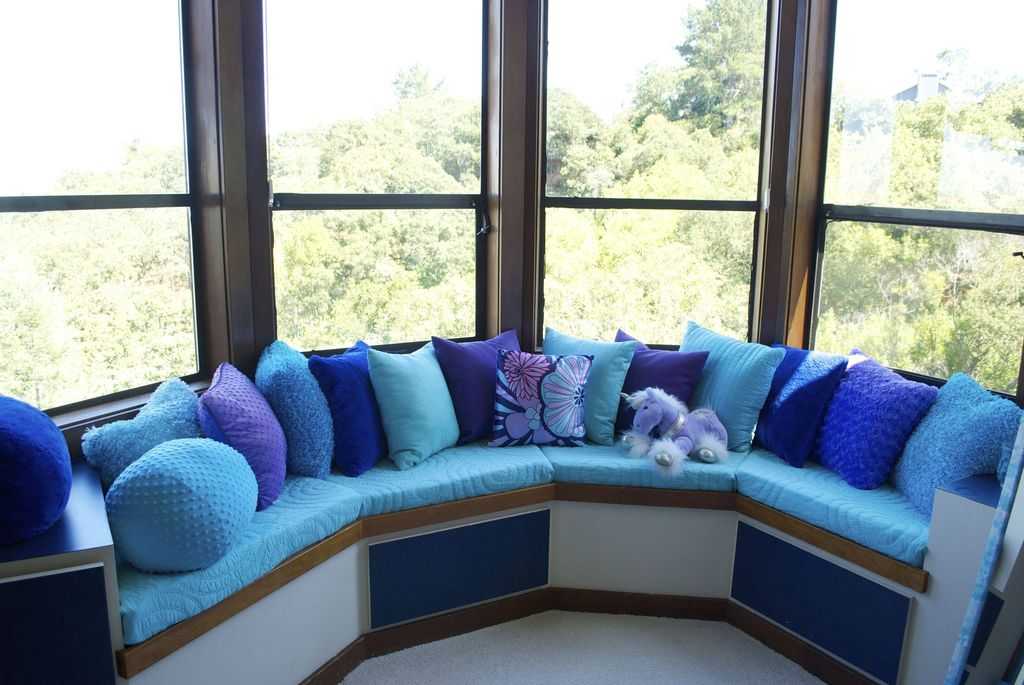 Диван по индивидуальным размерам у эркера