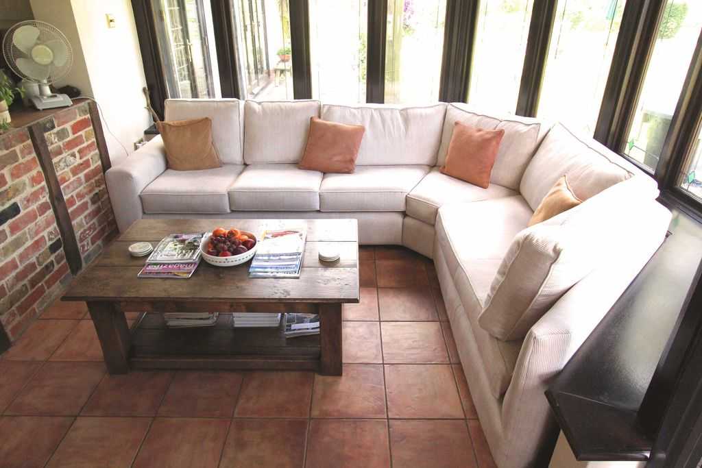 Диван по индивидуальным размерам у окна